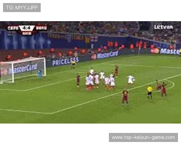 任意球弧线穿过人墙直挂上角，成就足球场上的热门剪辑